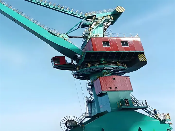 Причальный портальный поворотный кран
