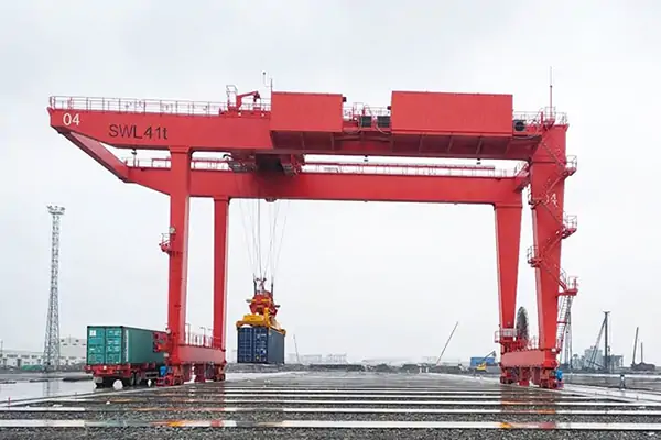 Односторонний консольный козловой кран на рельсовом креплении