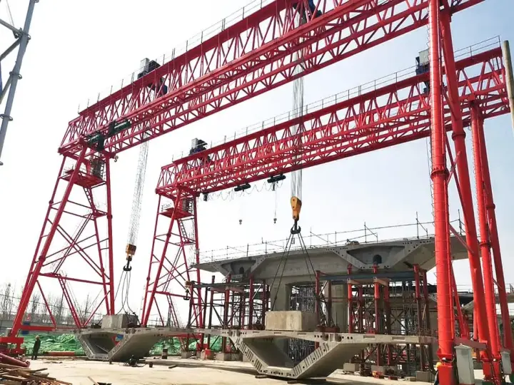 Козловой кран ККС с ферменной конструкцией для подъёма сборных балок при строительстве автомагистрали